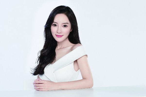 躺着看手机只是砸脸这么简单吗 对眼睛伤害也是巨大的‘开云电竞app下载安装’(图1) 开云电竞官网