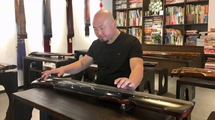 开云电竞app下载安装-白发转黑发用醋洗头效果是如何的呢(图1) 开云电竞官网